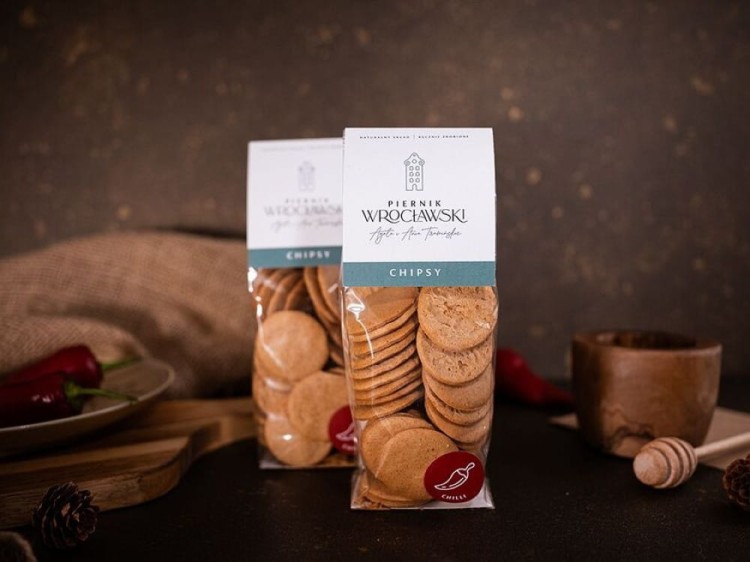 F06_chipsy piernikowe z chilli_pikantne  cienkie talarki z piernika_w opakowaniu_polskie_chrupiące_naturalne_piernikwroclawski manufaktura piernika.jpgPW26 chipsy chilli w opakowaniu.jpg