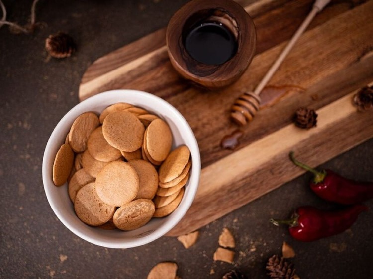 F06_chipsy piernikowe z chilli_pikantne  cienkie talarki z piernika_w opakowaniu_polskie_chrupiące_naturalne_piernikwroclawski manufaktura piernika.jpgPW28 chipsy chilli.jpg