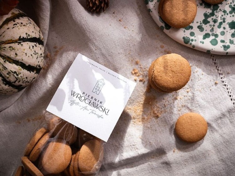 F06_chipsy piernikowe z chilli_pikantne  cienkie talarki z piernika_w opakowaniu_polskie_chrupiące_naturalne_piernikwroclawski manufaktura piernika.jpgPW29 pierniki chilli mieszane 3.jpg